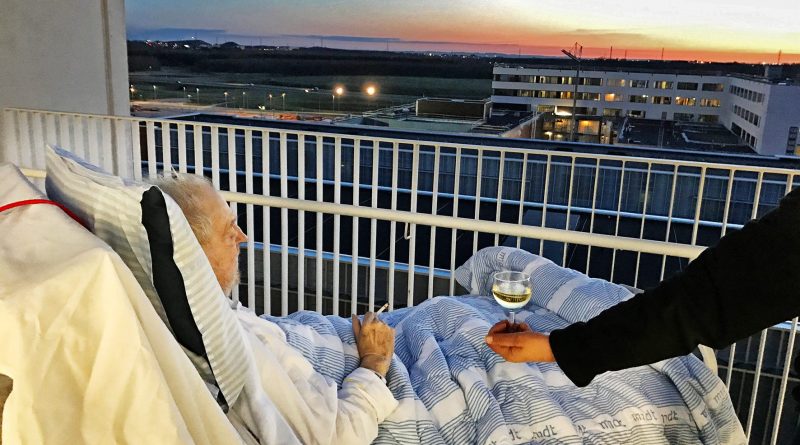 L'ospedale trasgredisce le regole e realizza l'ultimo desiderio del paziente terminale: Sigaretta, Vino e Tramonto