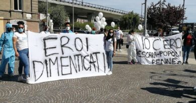 Pescara, oss in piazza: “Siamo eroi dimenticati e disoccupati”