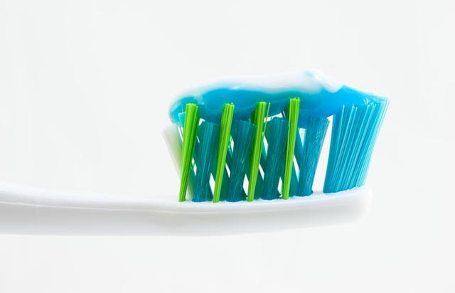 Cinque cose che non sapevi riguardo allo sporco nel tuo spazzolino