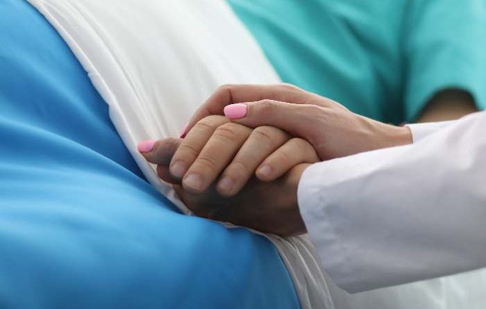 L'uso dello smalto per unghie negli operatori sanitari: scelta o divieto?