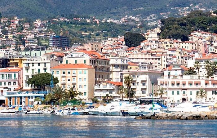 Sanremo: Operatore socio sanitario già licenziato dà in escandescenze. Intervento delle forze dell'ordine