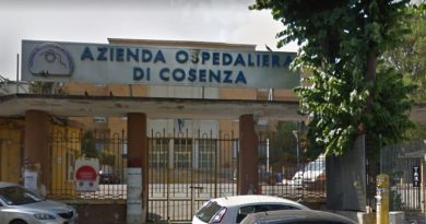 Gli idonei dell'AO di Cosenza: "Basta con le false promesse di assunzioni dei politici"