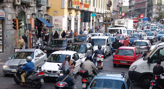 Napoli, operatrice socio sanitaria finge un pronto soccorso per evitare il traffico