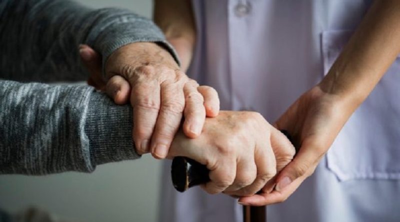 Valle d'Aosta, mancano gli oss nei servizi per anziani: Regione autorizza l'assunzione di personale senza apposita qualifica