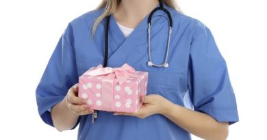 Denaro e regali a un infermiere o a un oss in ospedale: è reato?