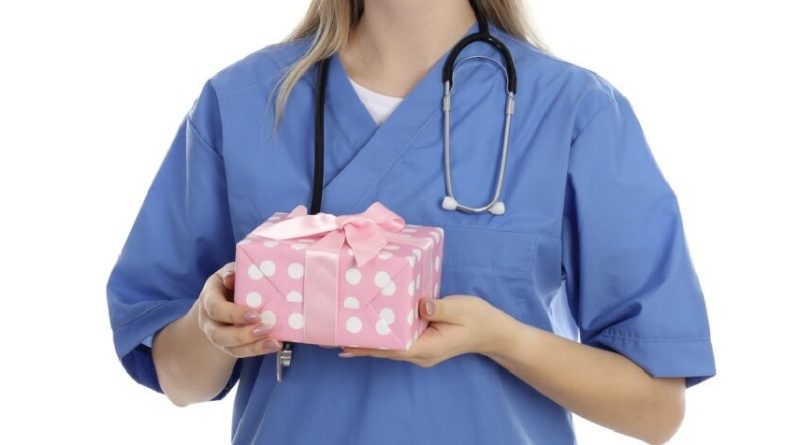 Denaro e regali a un infermiere o a un oss in ospedale: è reato?
