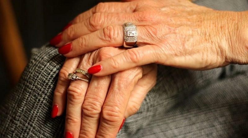 Oss denunciata per ricettazione di anelli rubati ad anziane in una residenza sanitaria