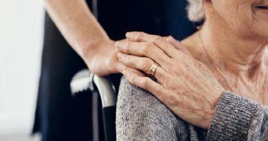 Caregiver familiare: ok alla qualifica di oss dal Decreto Anziani 2024