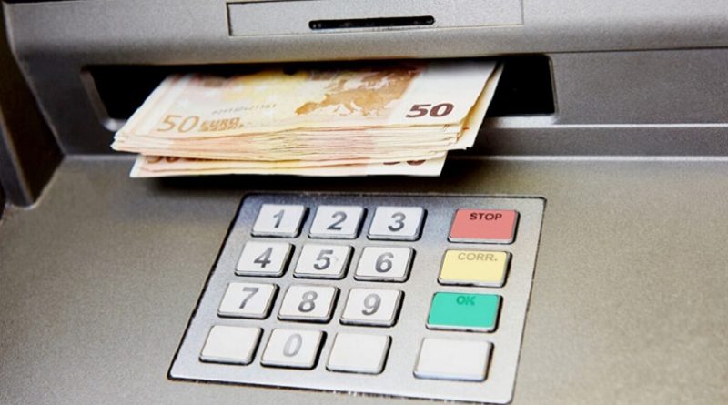 Sottraeva soldi dalla carta bancomat dell'assistito: oss denunciata nel Verbano