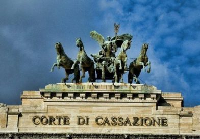 Cassazione: "Legittimo il licenziamento dell'oss che indossa monili a contatto con pazientri fragili"