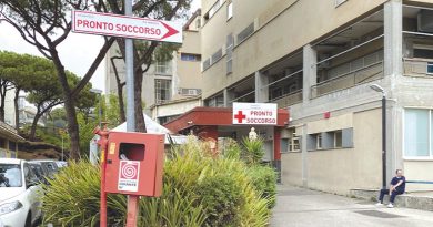 Torre del Greco (Napoli), aggredì il personale sanitario e ruppe il naso a un oss: finisce ai domiciliari