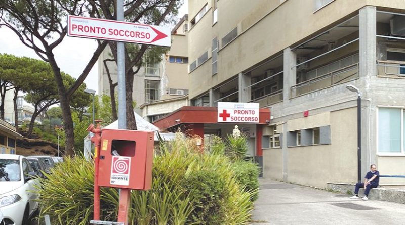 Torre del Greco (Napoli), aggredì il personale sanitario e ruppe il naso a un oss: finisce ai domiciliari