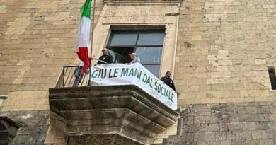 Asl Napoli 1 Centro, 300 lavoratori del sociale in odore di licenziamento: oss occupano il Maschio Angioino