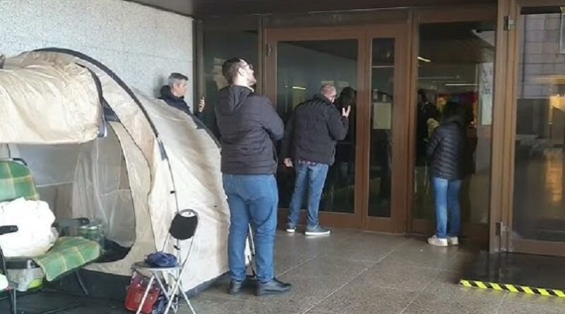 Incontro in Regione per i 26 oss precari che protestano a Cagliari: "Pronti anche allo sciopero della fame"