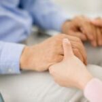 Oss e badante: ruoli diversi, stessa umanità. Ma attenzione alla confusione