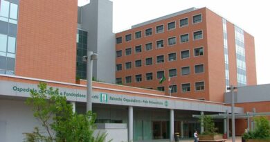 Varese, anziano morì dopo caduta dal letto in ospedale: due infermiere e una oss accusate di omicidio colposo