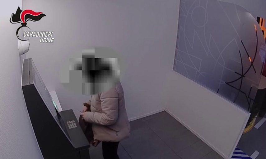 Udine, ruba bancomat a paziente e preleva 8mila euro: oss incastrata dalle telecamere